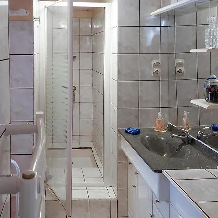 2 Bedroom Lovely In Bas-en-Basset