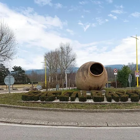 2 Bedroom Lovely In بيت للعطل